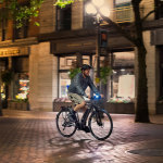 yamaha-power-assist-bike-2018-crossconnect-man-riding-night-bike-light